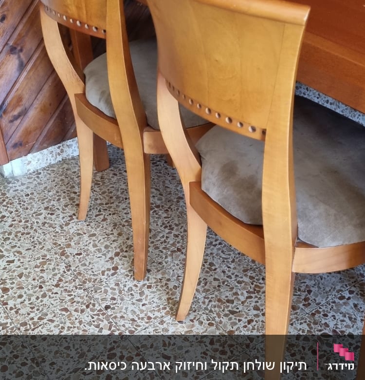שולחן עץ עם שני כיסאות מעץ